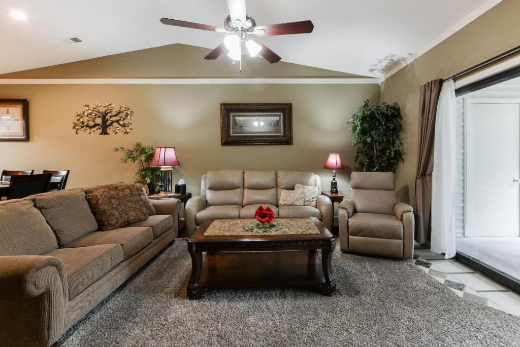 Luxury Condos at Thousand Hills - Heart of Branson - Beautifully remodeled - Spacious and Affordable photo 2