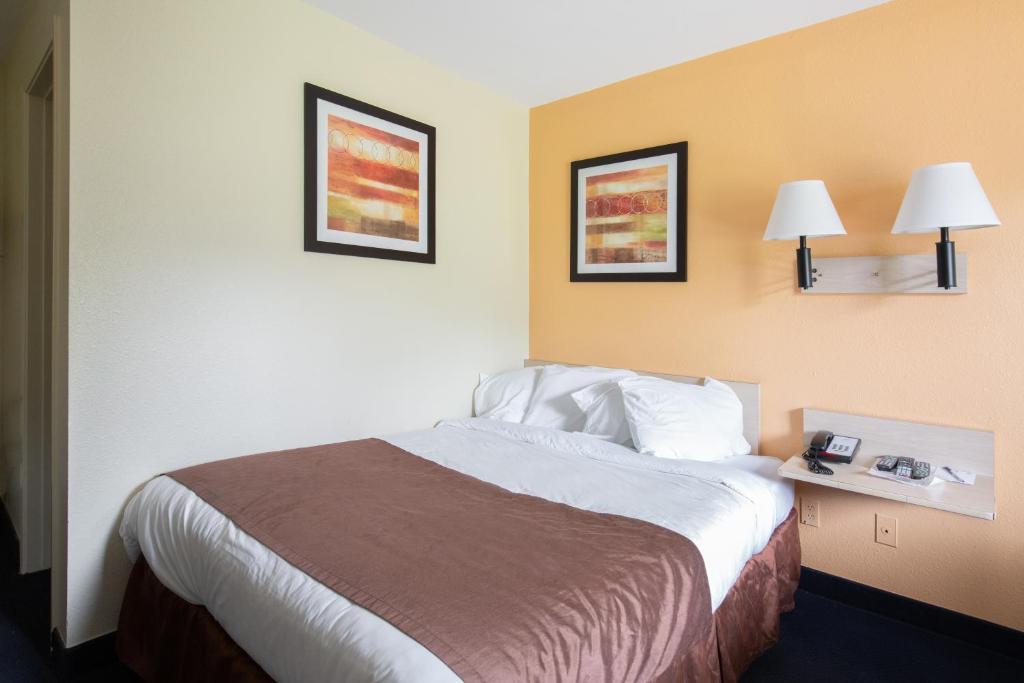 Days Inn by Wyndham New Philadelphia image