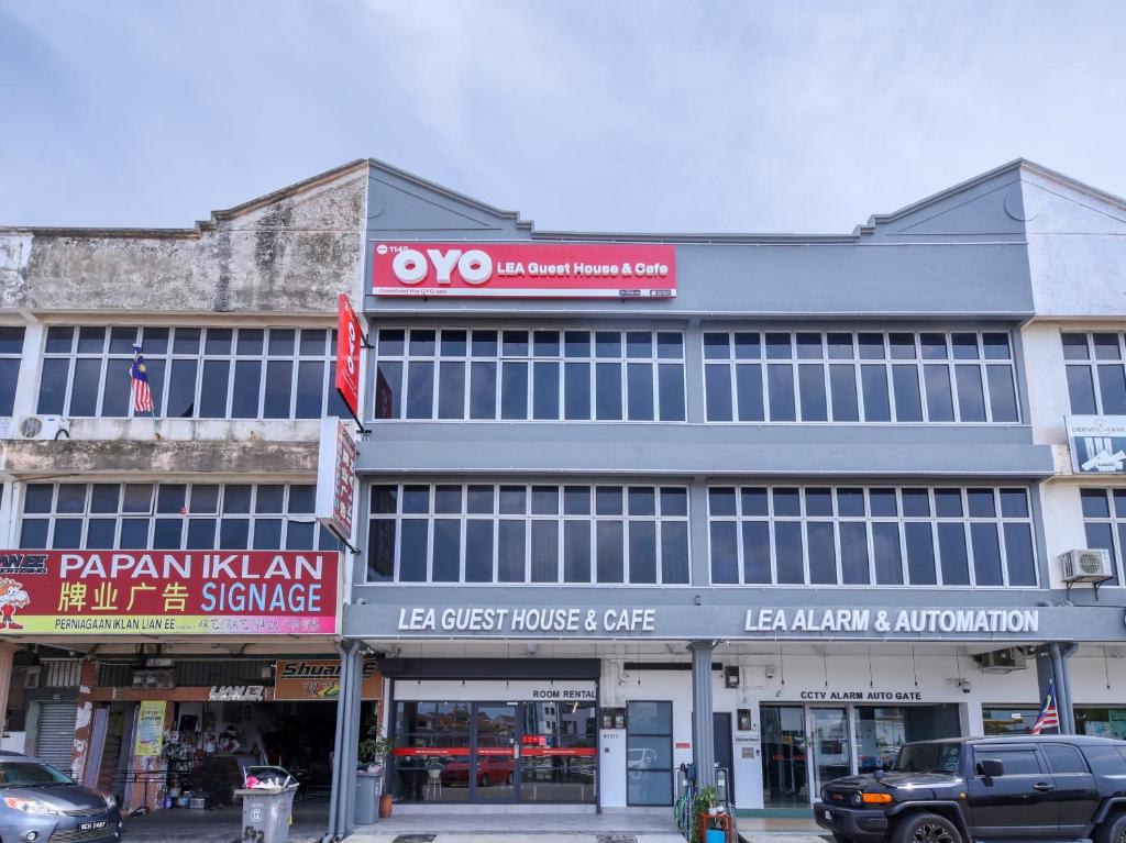 Super OYO 1145 Lea Guest House & Cafe