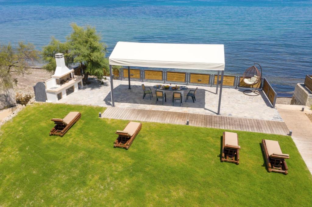 Venetico Beachfront Apartments & Suites - 2 Bedroom Apartment photo 3