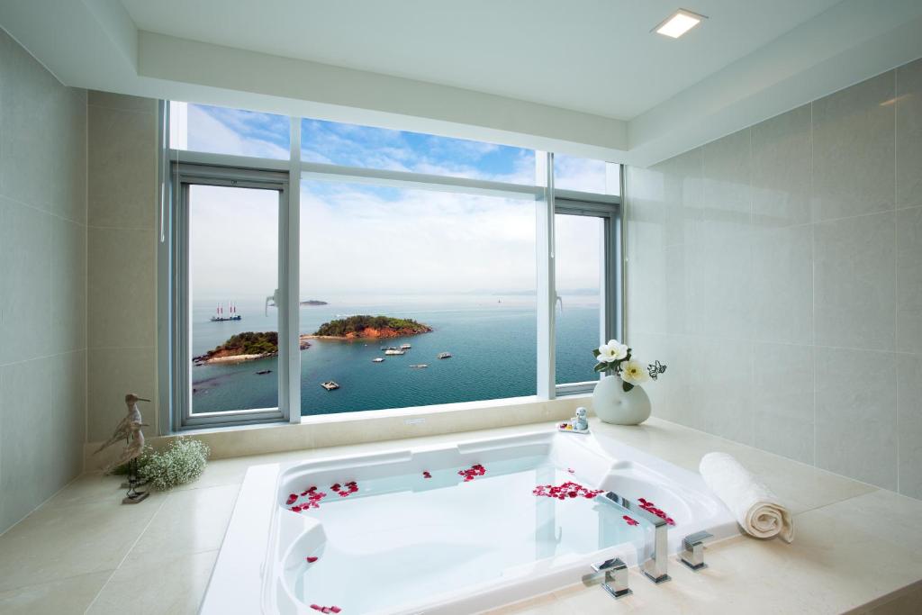 Hidden Bay Hotel photo 1