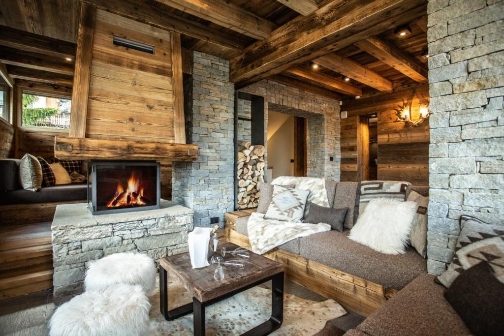 HelloChalet - Chalet Seventy One - Larger Family Ski Chalet in the center photo 1