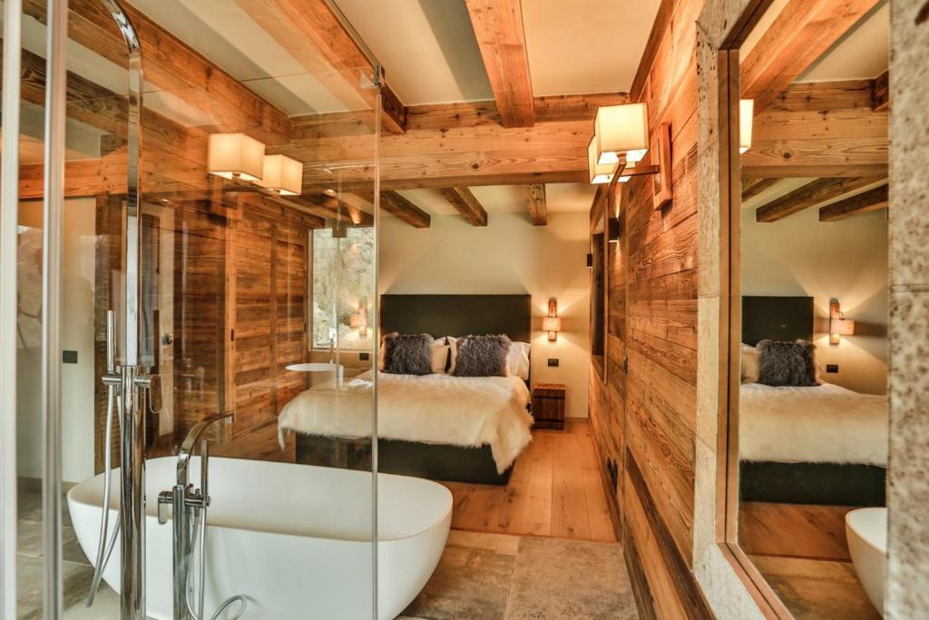 HelloChalet - Chalet Seventy One - Larger Family Ski Chalet in the center photo 2