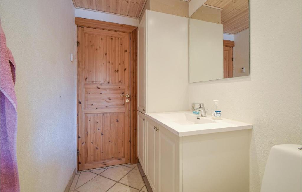 Nice Home In Randbl With 5 Bedrooms And Wifi photo 2