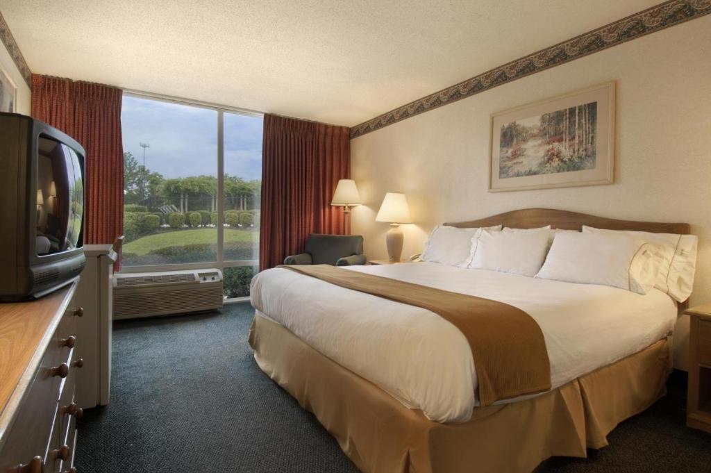 Economy Inn & Suites photo 2