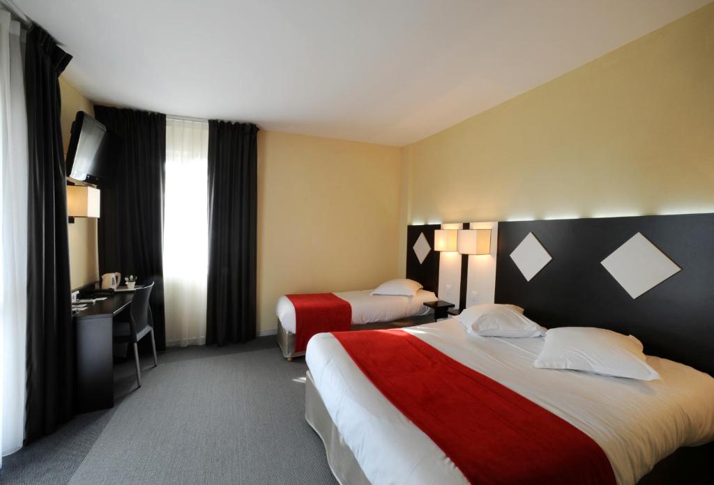 Трехместный (Улучшенный трехместный номер), Comfort Hotel Saintes