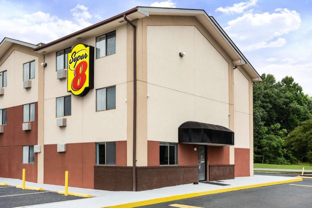 Super 8 by Wyndham Chester/Richmond Area image