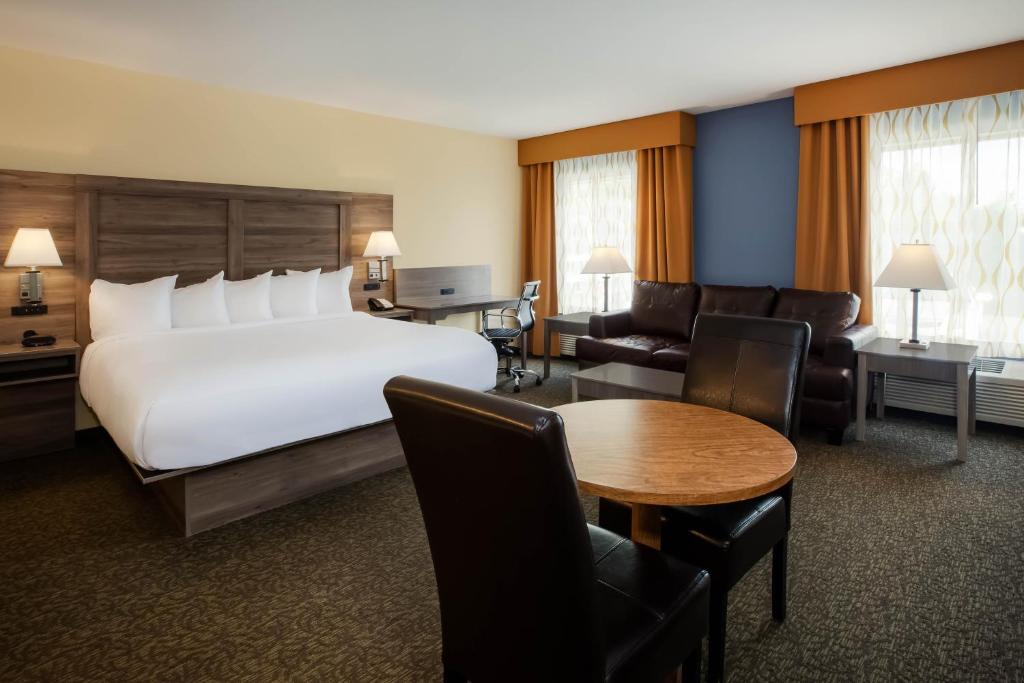 Days Inn by Wyndham Cadillac photo 3
