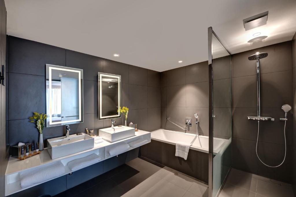 Сьюит (Представительский люкс с видом на лагуну), Отель Novotel Sharjah Expo Centre