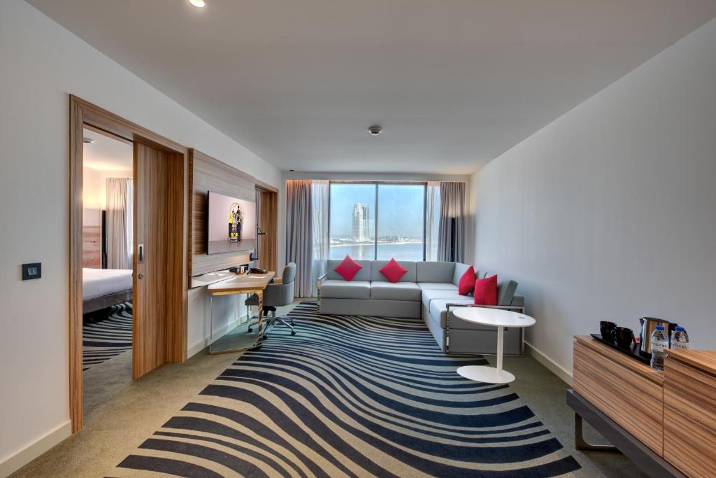 Сьюит (Представительский люкс с видом на лагуну), Отель Novotel Sharjah Expo Centre