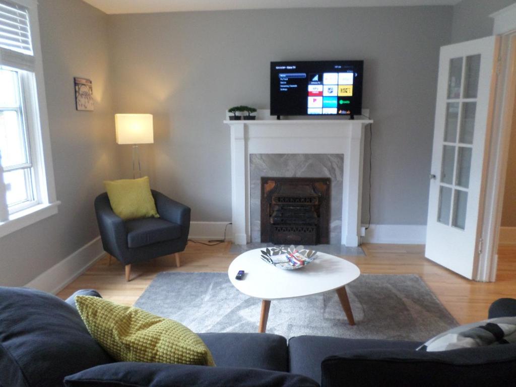 Beautiful, Clean, Quiet 2 BR-In Downtown Ottawa. Parking, WIFI and Netflix Included photo 1