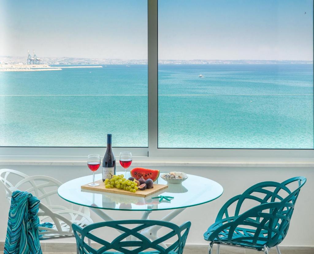 Luxury Penthouse 1BR-Seafront-Seasonal Pool-Central
