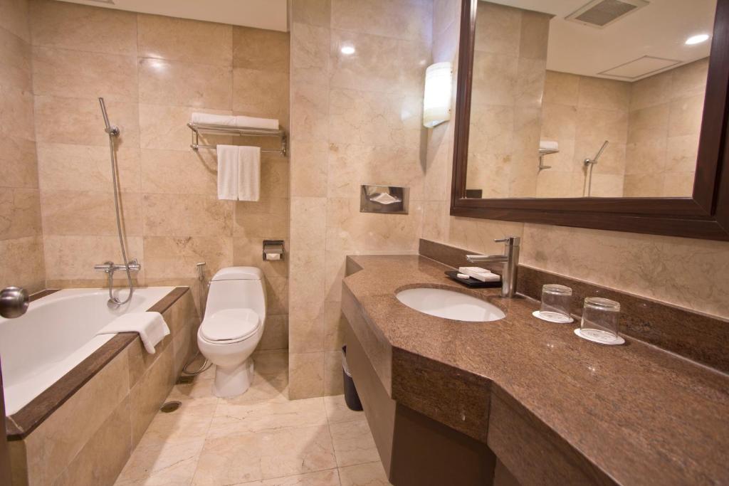 Сьюит (Угловой люкс), Crown Regency Hotel Makati