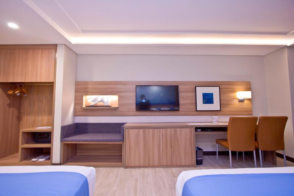 Сьюит (Угловой люкс), Crown Regency Hotel Makati