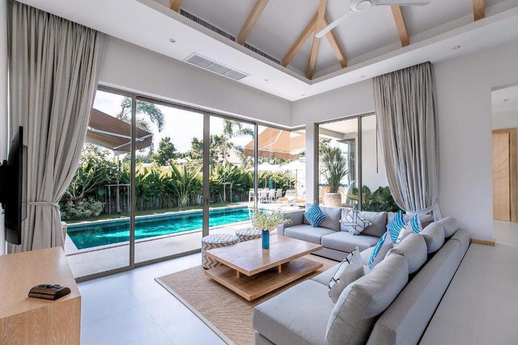 Modern 3BR Villa with Private Pool and BBQ photo 2