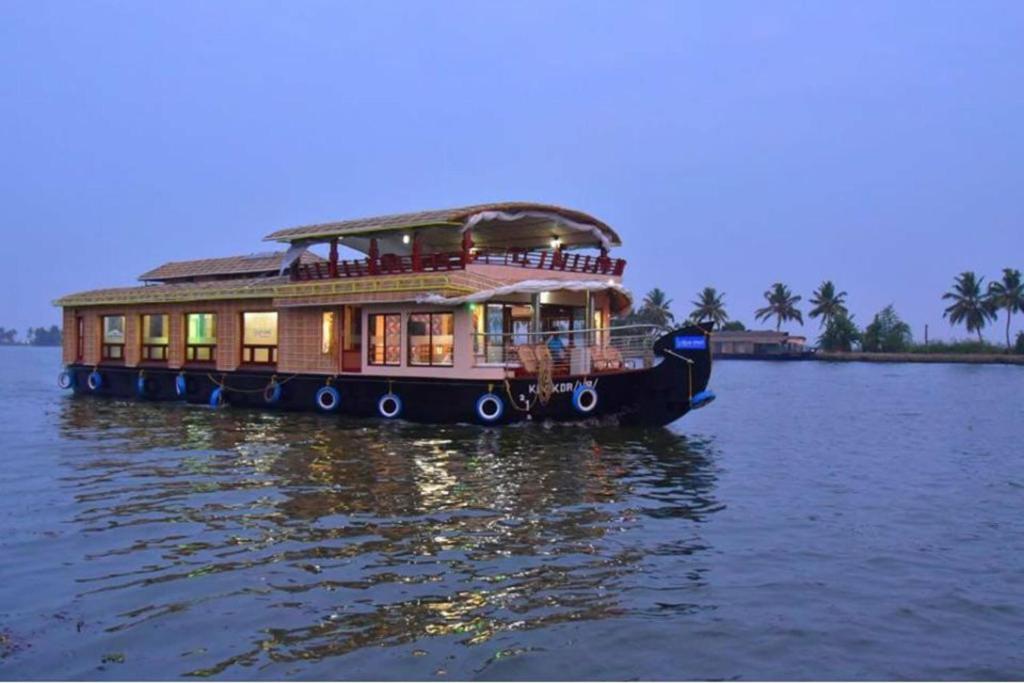 Upper Deck Houseboats