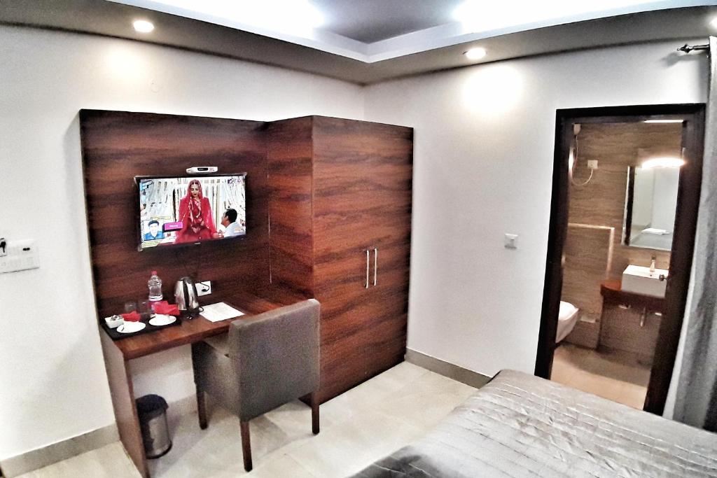 Двухместный (Улучшенный двухместный номер с 1 кроватью), Hotel Aerocity Purple Orchid