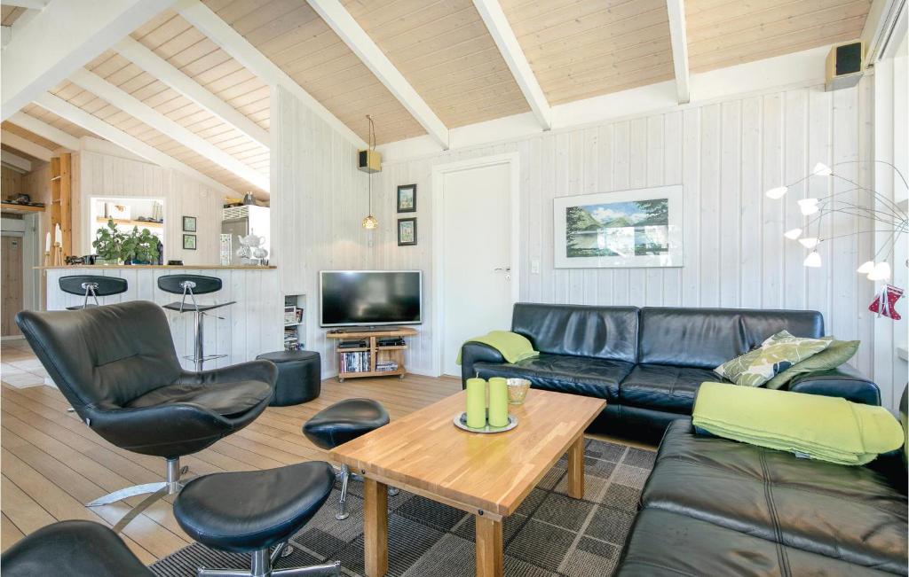 Awesome Home In Hadsund With 3 Bedrooms And Wifi photo 1