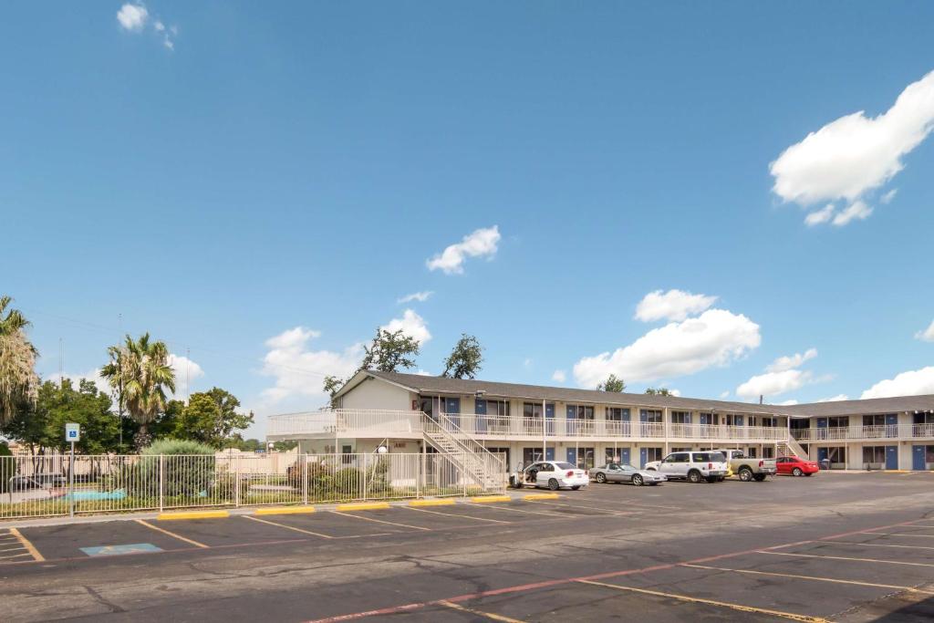 Motel 6 Fort Worth, TX - Seminary image