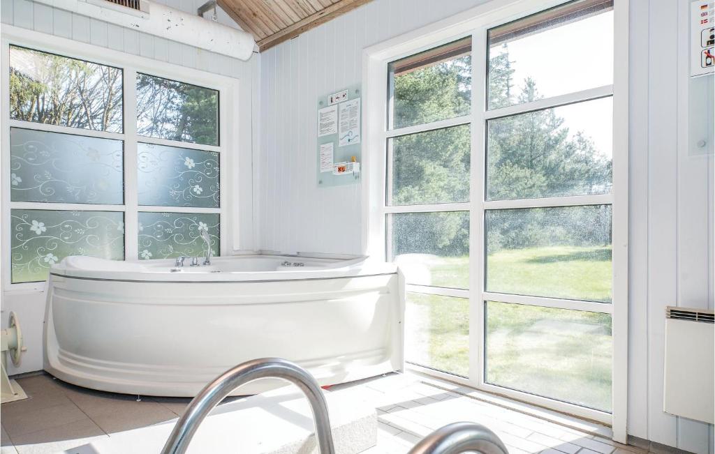 Amazing Home In Brovst With 5 Bedrooms, Sauna And Wifi photo 4