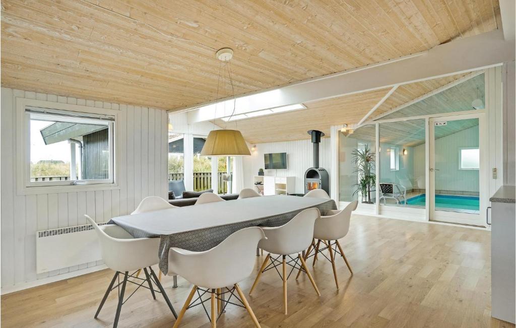 Beautiful Home In Blvand With 4 Bedrooms, Wifi And Indoor Swimming Pool photo 1