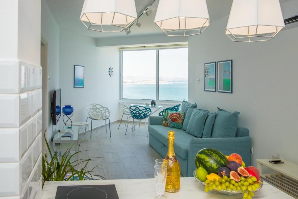 Luxury Penthouse 1BR-Seafront-Seasonal Pool-Central photo 3