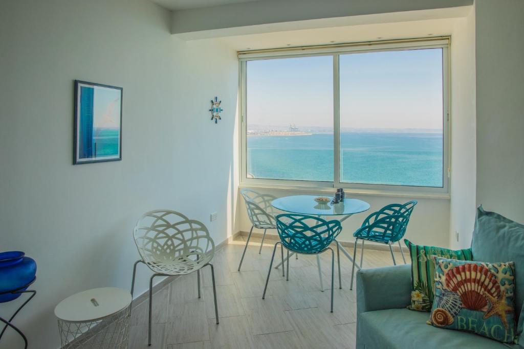 Luxury Penthouse 1BR-Seafront-Seasonal Pool-Central photo 2