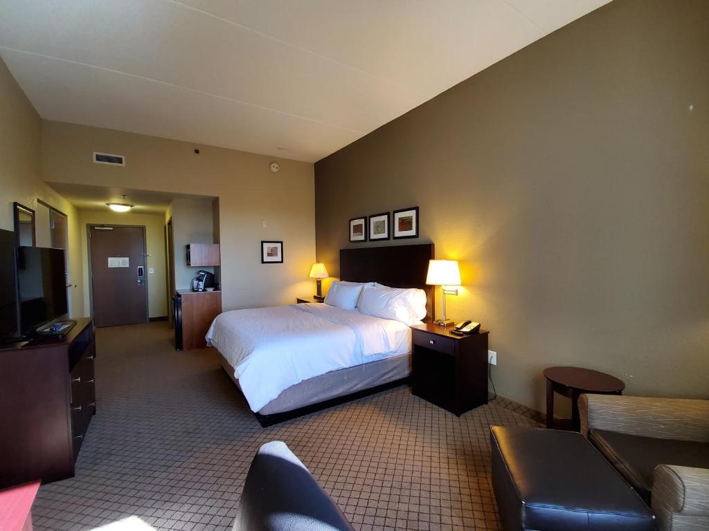 Holiday Inn Express Hotel & Suites Mankato East, an IHG Hotel photo 3