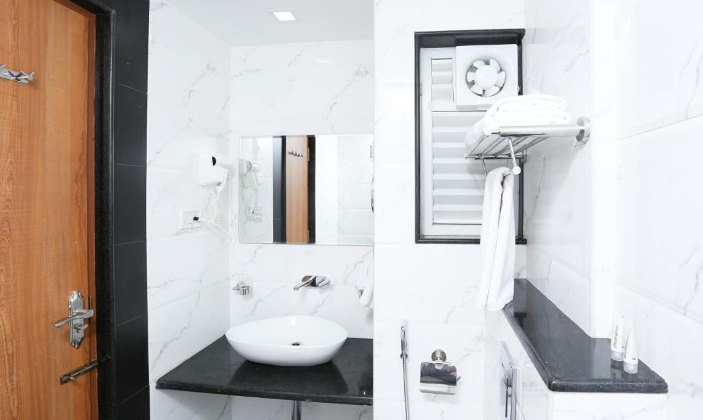 Двухместный ([Sanitized] Deluxe Double Room), Treebo The Galaxy