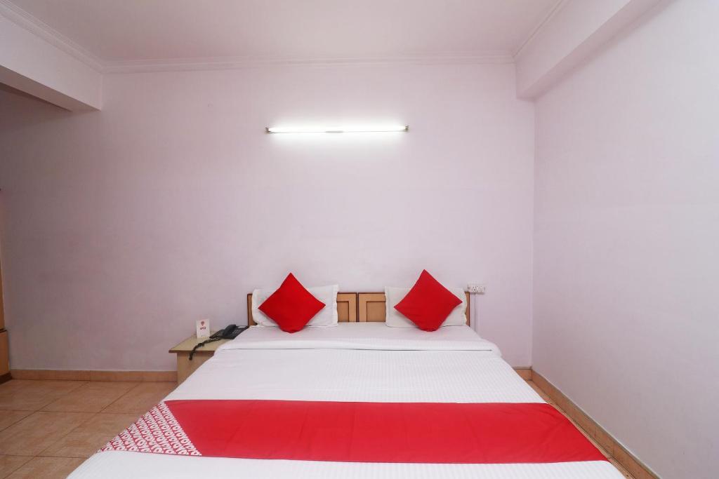 Трехместный (Трехместный номер «Комфорт» с душем), OYO 24680 Hotel Devansh