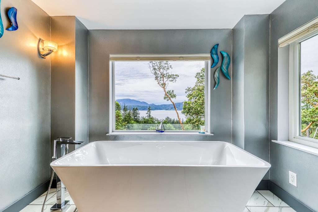6 Bed 4 Bath Vacation home in Eastsound photo 3