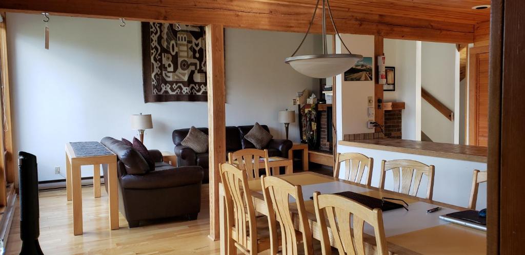 Invermere Luxury 4 Bedroom Mountain Lake View Home - Sleeps 8 - Children's Play Yard - Ski Panorama & Fairmont - Golfing at 12 Courses photo 4