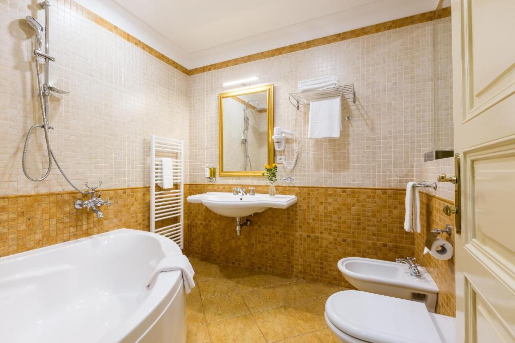 Сьюит (Люкс с 2 спальнями и внутренним двором - Мансарда), Myo Hotel Caruso