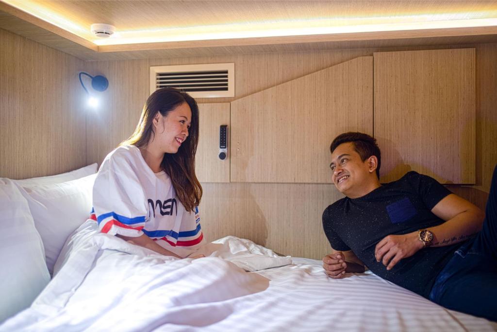 Четырехместный (Частный номер с 2 кроватями-капсулами размера «queen-size»), Cube Boutique Capsule Hotel @ Kampong Glam