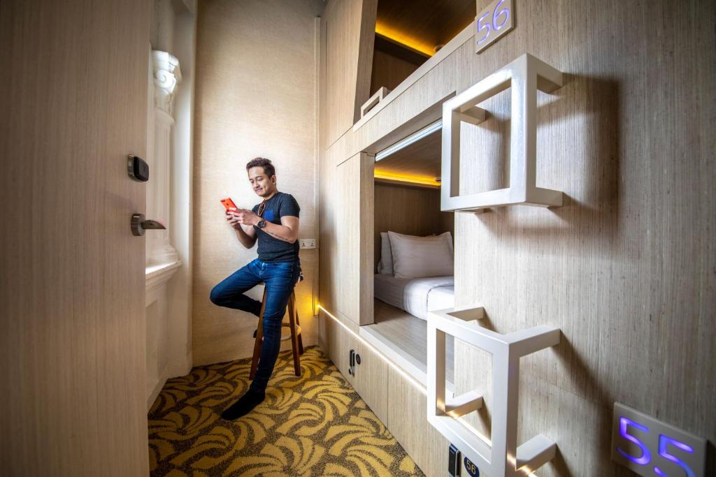 CUBE Boutique Capsule Hotel at Kampong Glam photo 2