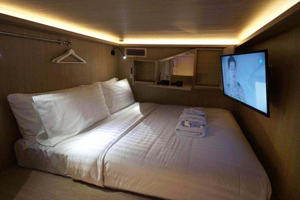 Четырехместный (Частный номер с 2 кроватями-капсулами размера «queen-size»), Cube Boutique Capsule Hotel @ Kampong Glam