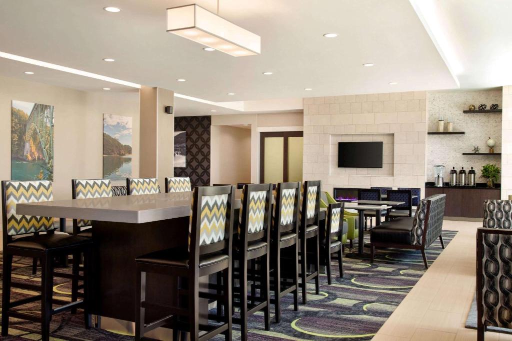 La Quinta Inn & Suites by Wyndham Burlington photo 2