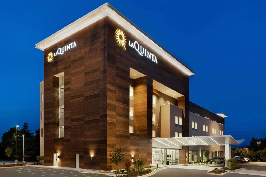 La Quinta Inn & Suites by Wyndham Burlington photo 1