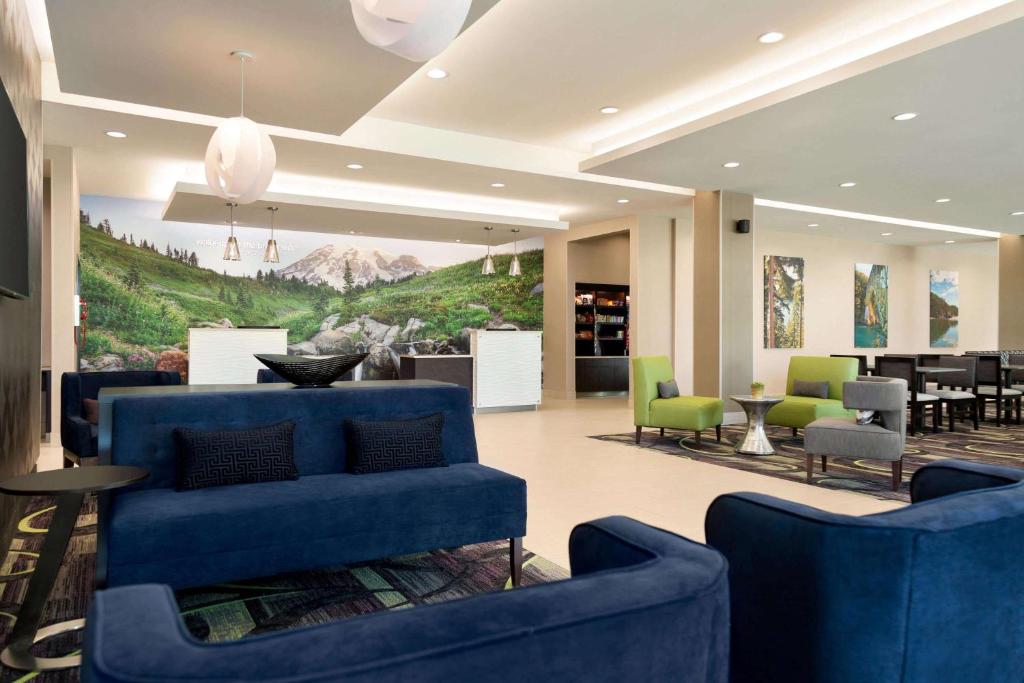 La Quinta Inn & Suites by Wyndham Burlington photo 4