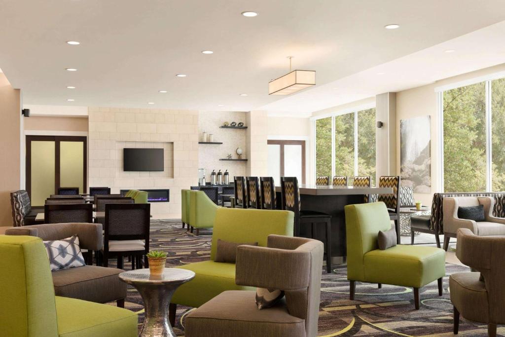 La Quinta Inn & Suites by Wyndham Burlington photo 3