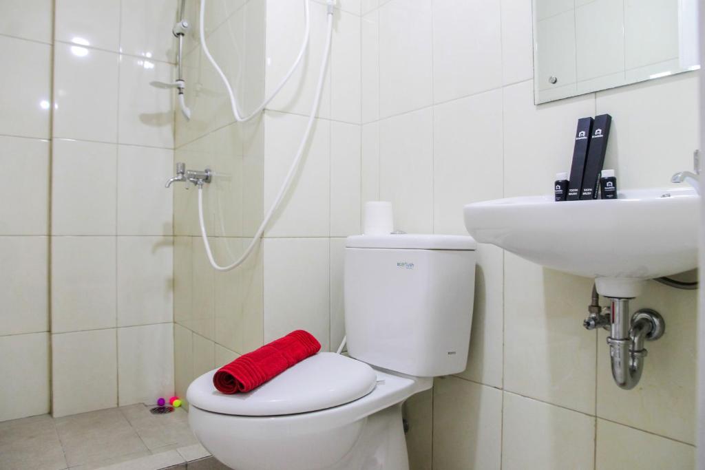 2BR with Sofa Bed at Springlake Summarecon Apartment By Travelio photo 4