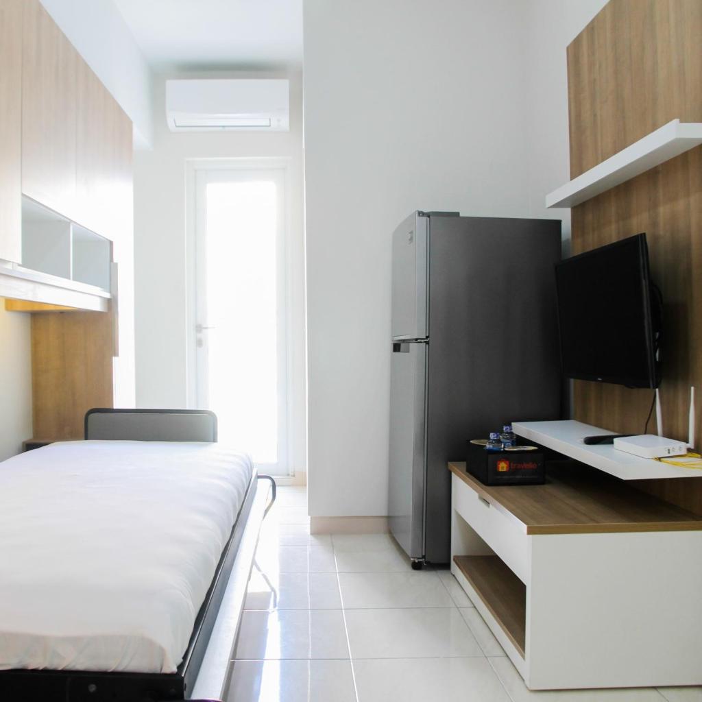 2BR with Sofa Bed at Springlake Summarecon Apartment By Travelio photo 2