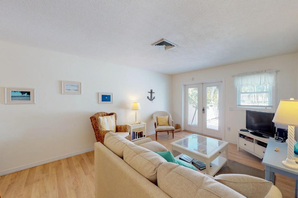Blue Wave Villa East photo 1