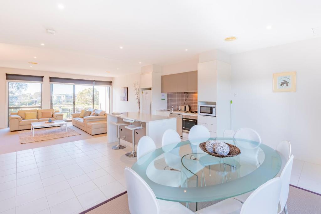 Stylish 3 Bedroom Townhouse - Free Parking photo 2