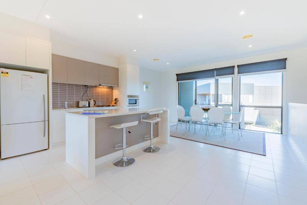 Stylish 3 Bedroom Townhouse - Free Parking photo 3