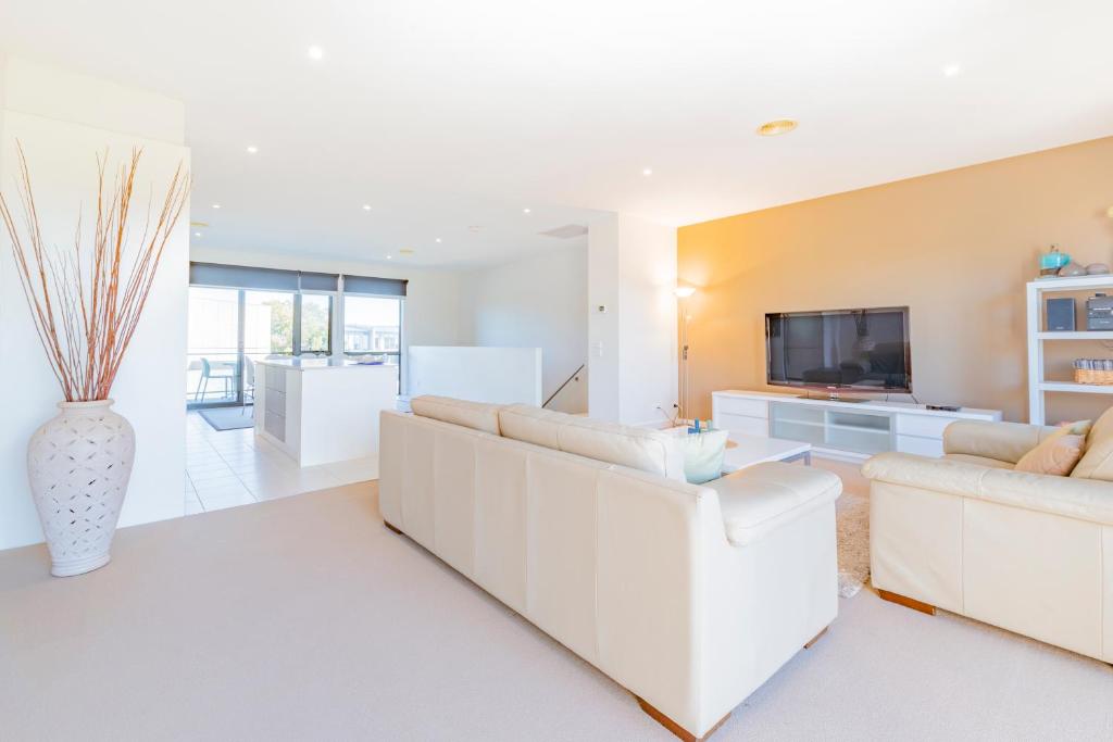 Stylish 3 Bedroom Townhouse - Free Parking photo 4