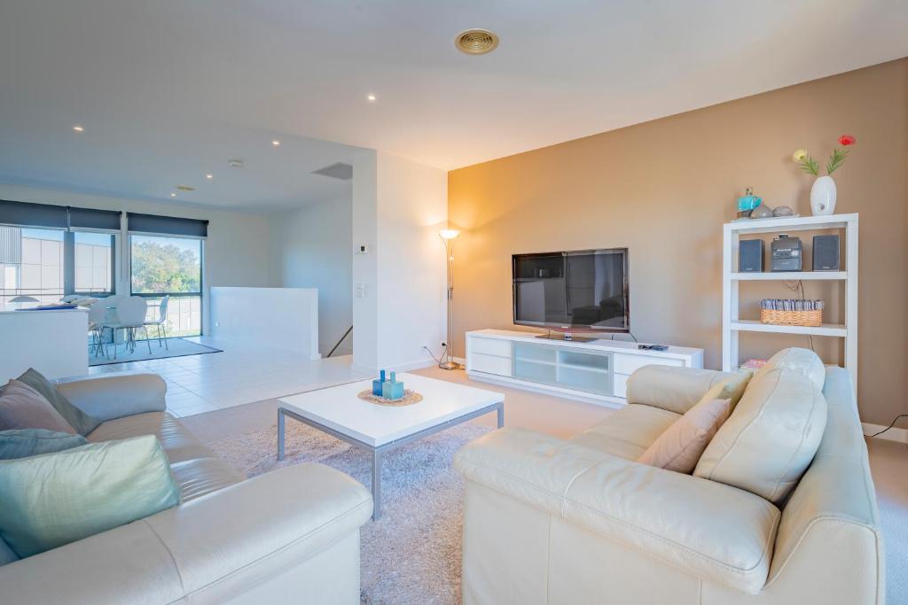 Stylish 3 Bedroom Townhouse - Free Parking photo 1
