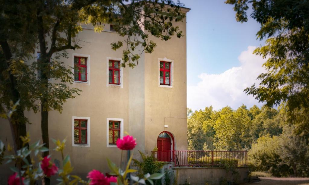 Zamek Dobroszyce photo 3