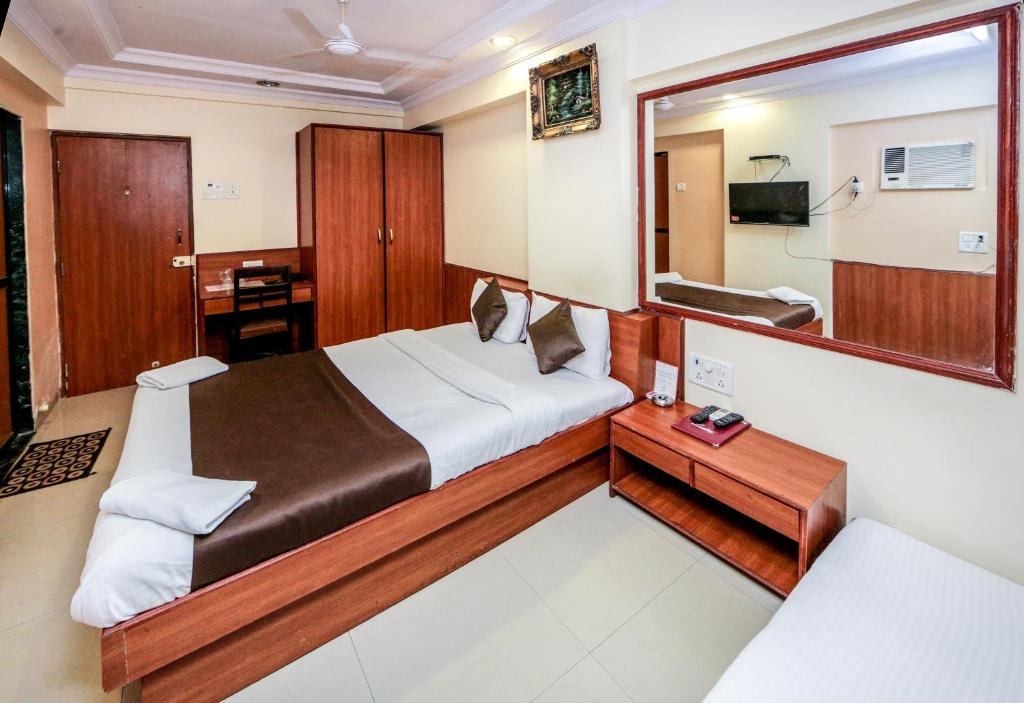 Трехместный (Представительский трехместный номер), Lucky Hotel Goregaon