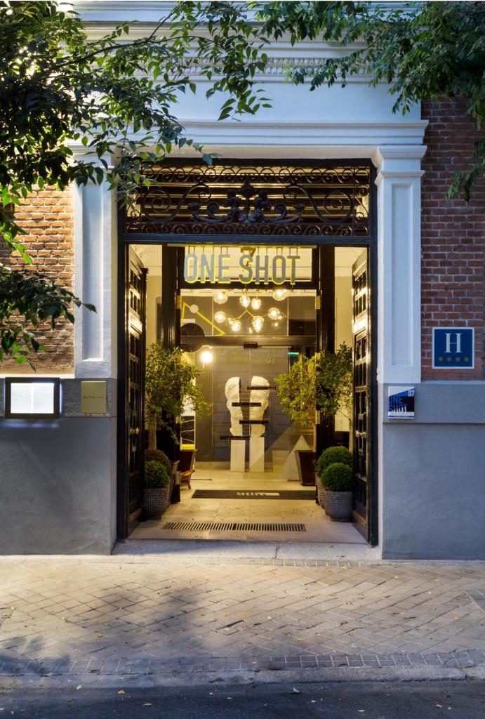 One Shot Fortuny - Tap to explore photos